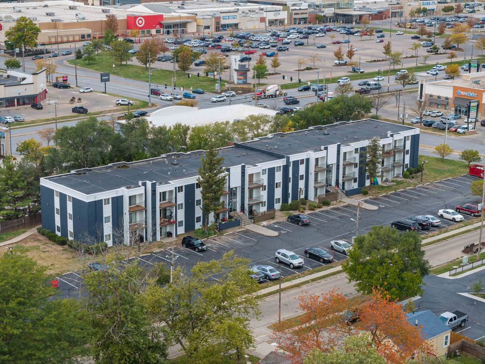 Aerial view of Crossroad Apartments in Des Moines