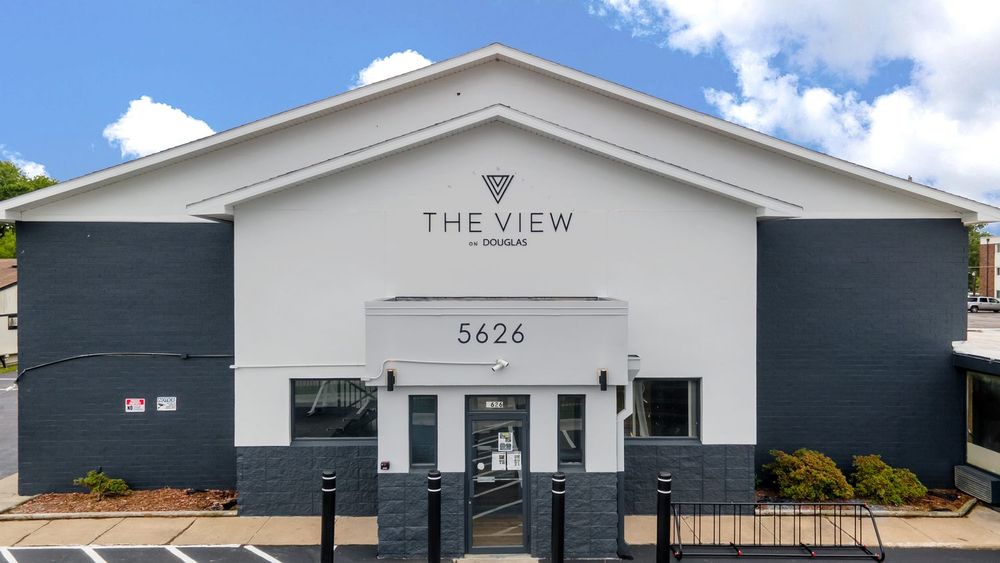 Front entry of The View on Douglas in Des Moines